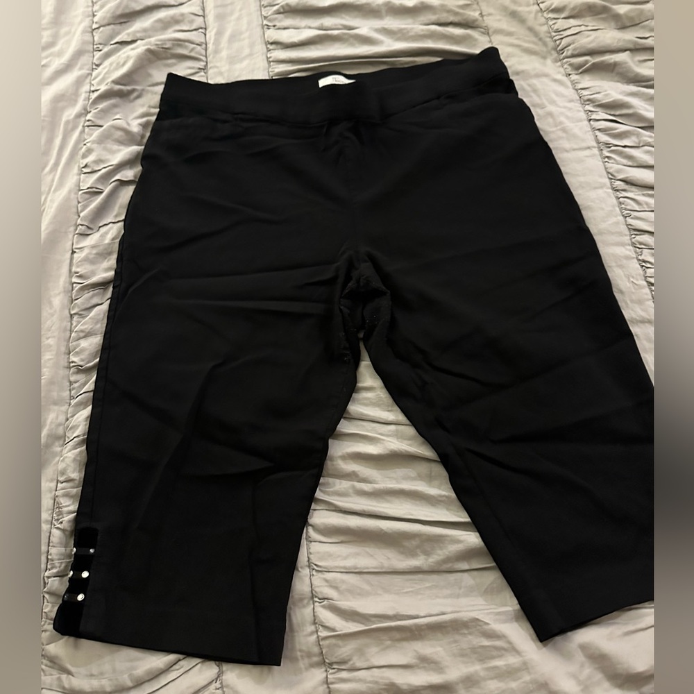 Madison Black capri‎ shorts